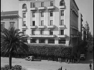 Gli ufficiali neozelandesi da parte loro occuparono, per farne un circolo, l�edificio della �Riunione adriatica di sicurt��, antica compagnia assicurativa italiana che aveva sede su corso Cavour di fronte al Teatro Petruzzelli

(F. Alexander Turnbull Library, Welligton, NZ. Ref. DA-04511-F)